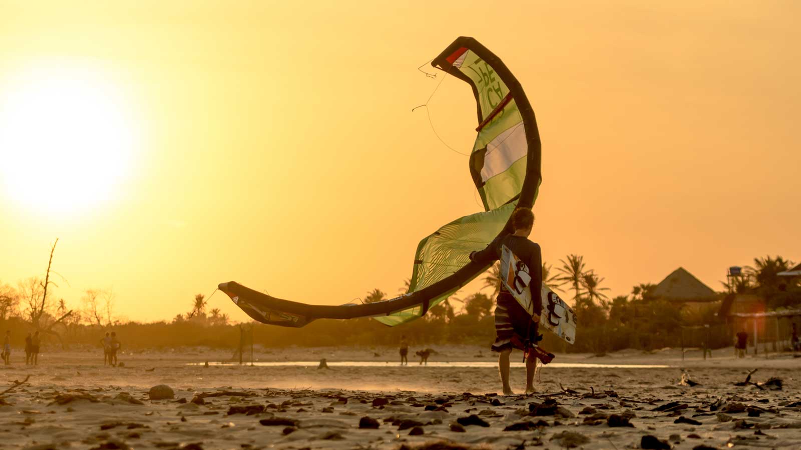 Woodboard Kitesurfing Niki with Trash on beach during sunset