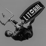 Kitesurfer bei einem Big Air Sprung auf einem Woodboard CRBN Litoral Kiteboard.