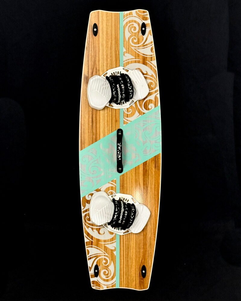 Kiteboard Woodboard Beam, a freeride twintip kiteboard for beginners and intermediate riders.