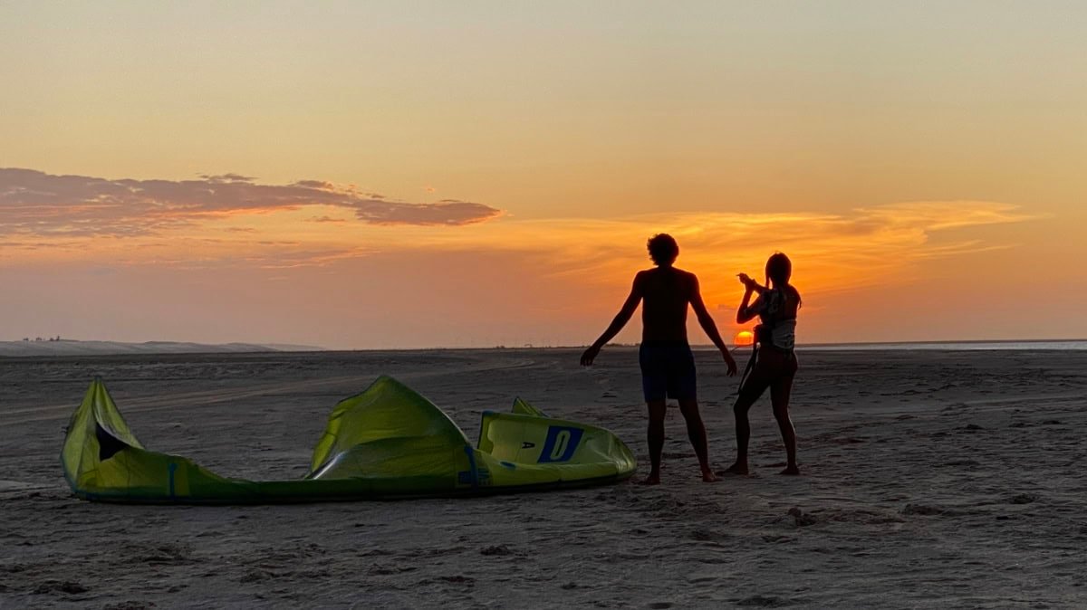 woodboard_strand_kite-169 Happy kitresurfers with a kite on the beach after sunset.