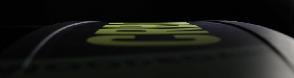 Tiefe Kanäle auf der Unterseite des Woodboard CRBN LITORAL Big-Air-Kiteboards